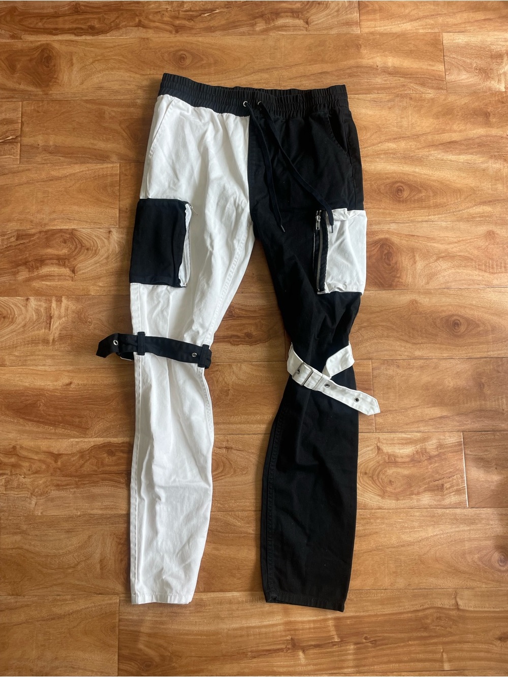 Hot Topic Black & White Cargo Strap Pants size Medium